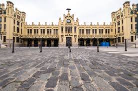 Estación del Norte: Majestuosa estación de tren con arquitectura modernista.